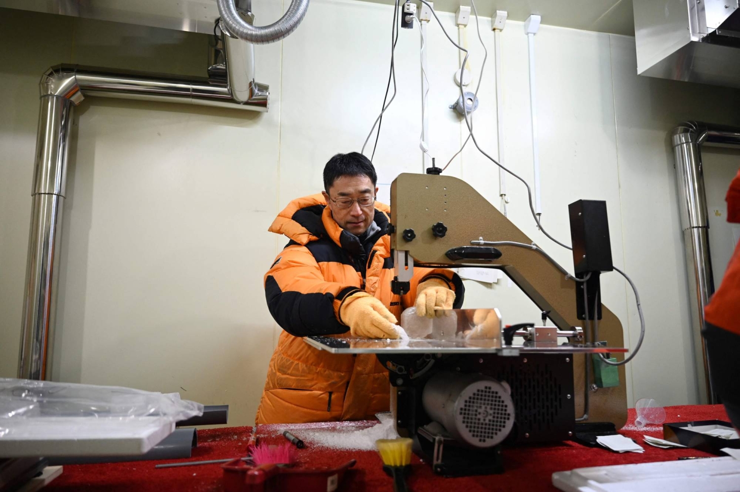  Scientists look toward ancient ice for clues on saving present-day glaciers 